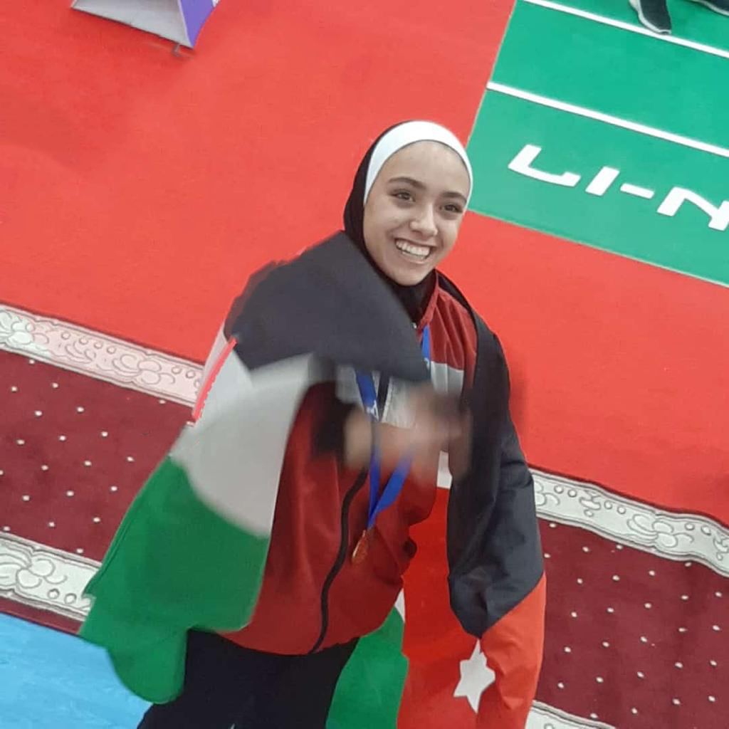 الطالبة لميس الخطيب من مدارس النظم الحديثة تعود بالميدالية الذهبية من دولة الكويت في بطولة الريشة الطائرة